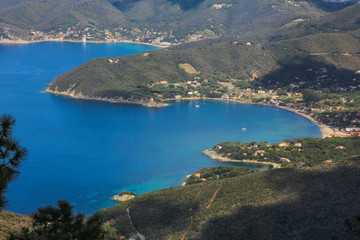 Isola d'Elba, veduta aerea delle spiagge di Procchio, Spartaia, Biodola e Paolina. Toscana, Italia