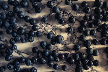 Heidelbeeren verteilt auf einer Platte