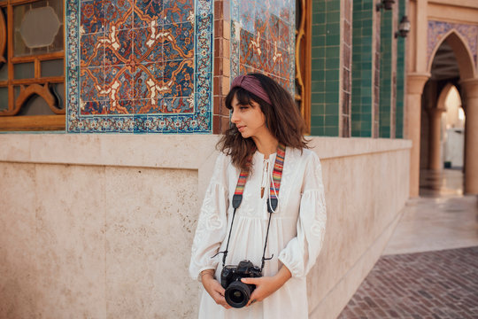 Photographer standing in front of a mosque in Doha