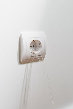 plug spitting water