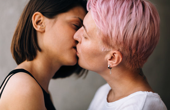 kissing lesbians
