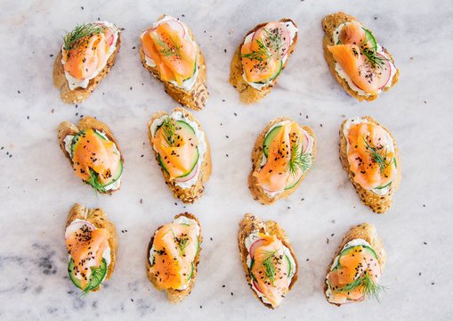 Salmon bruschettas with cream cheese