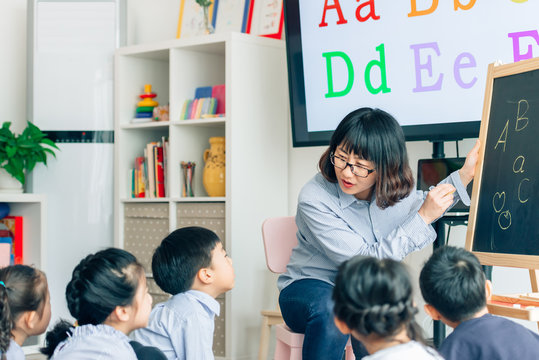 Teacher and preshcool kids in classroom