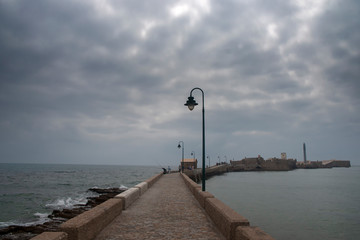 Paseo del castillo de San Sebastián en Cádiz