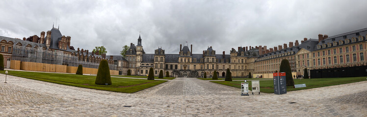 Fototapeta na wymiar The castle of Fontainebleau in France