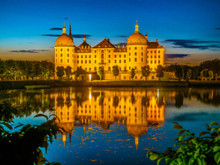 Fototapeta na wymiar Schloss Moritzburg bei Nacht 4