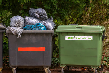 Schwarze und grüne Mülltonnen