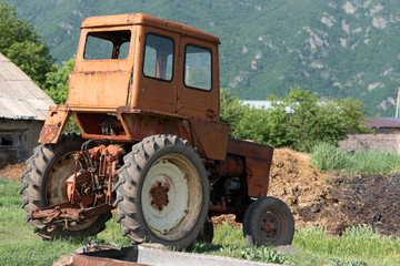 Obraz premium Old tractor in the field. 