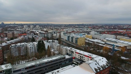 Fototapeta premium Wohnhäuser in der Großstadt Winter Dächer mit Schnee