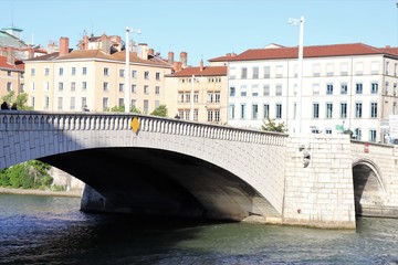 Obraz premium Lyon - Le Pont Bonaparte sur la rivière Saône inauguré en 1950