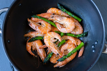 grilled prawns with green asparagus