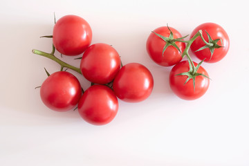 8 Tomaten auf weißem Hintergrund