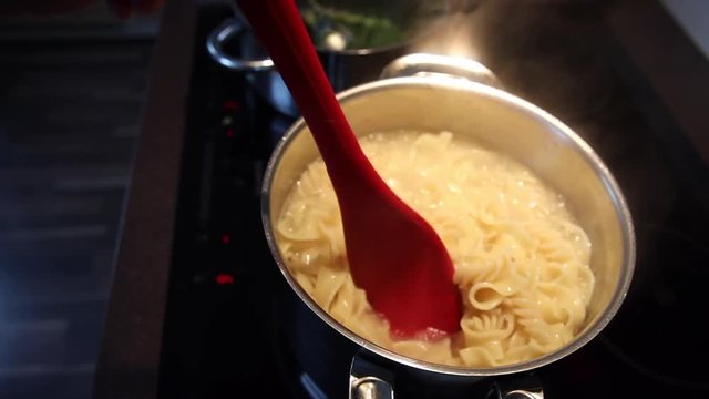 pasta kochen essen zubereiten italienisch