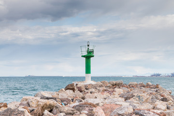 Faro verde en un espigón de Valencia