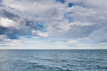 Fototapeta na wymiar Paisaje del Mar Mediterráneo con el cielo nublado