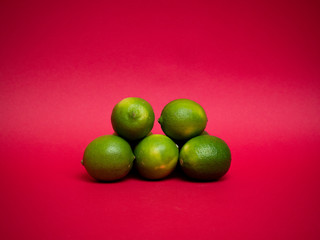 Limones en fondo color rojo, fruta, cítricos, limón  