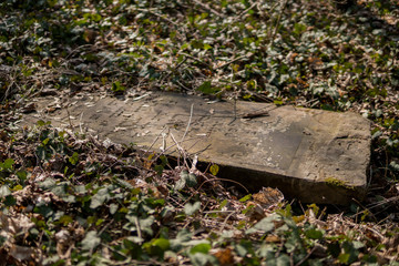 jewish matzevah on the ground