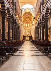 Fototapeta na wymiar Interior of the Roman Catholic cathedral di San Lorenzo in Genoa
