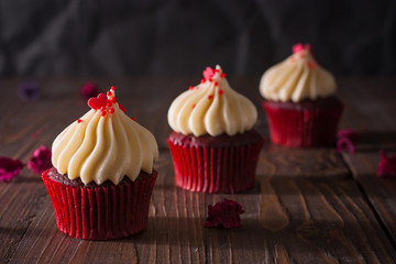red velvet cupcakes with cream cheese icing decorate with dry fl
