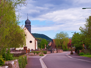Fototapeta na wymiar Die Hauptstraße von Obersteinbach im Elsass