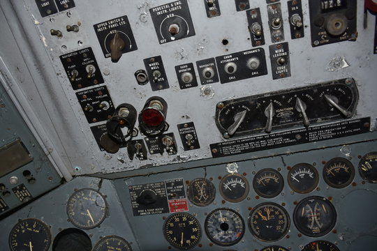 Douglas, DC 6, DC-6, DC6, Flugzeug, Passagiermaschine, ausgemustert, verlassen, vergessen, Friedhof, Flugzeugfriedhof, Instrumente, Messinstrumente, Schalttafen, Steuertafel, Steuerpult, Navigation, s