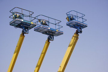 Arbeitsbühnen in Hamm Uentrop im Hafengebiet bei blauem Himmel