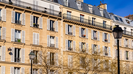 Fototapeta na wymiar Paris, beautiful building, typical parisian facade boulevard Pereire