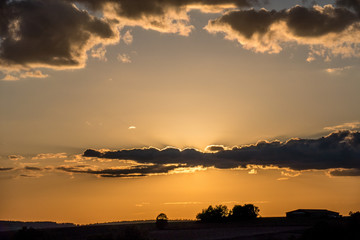 Lagerhalle bei Sonnenuntergang