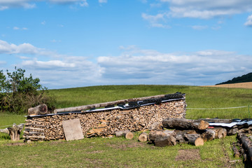 Brennholz lager im Freien © focus finder