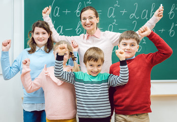 Schüler und Lehrer im Klassenzimmer haben viel Spaß in der Schule
