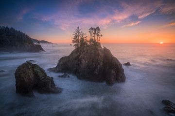 The last minute sunset and soft ocean of Oregon coast - obrazy, fototapety, plakaty