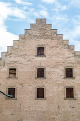 Fototapeta na wymiar Historisches gebäude mit gestuftem Dach