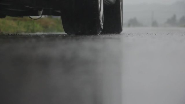 道路に降る雨　自動車　タイヤ　大雨　イメージ