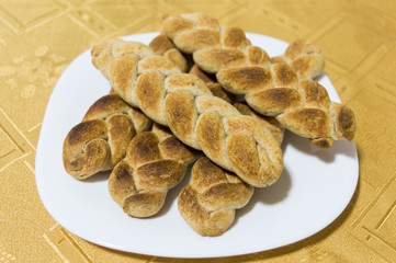 Bread of wholemeal flour made in my house in the shape of a braid.