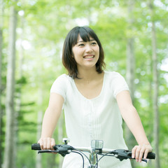 森林の中で自転車に乗る女性