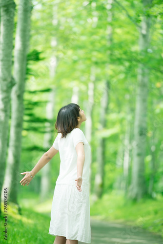 森林の中で深呼吸をする女性の後姿 Wall Mural Wallpaper Murals Ohayou 森林の中で深呼吸をする女性の後姿 Wall Mural Wallpaper Murals Ohayou