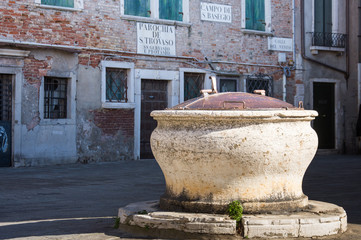 Fototapeta na wymiar Venice city center - streets and medieval buildings ,2019,the old fountain