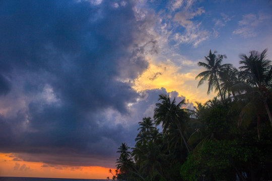 Dieses einzigartige Bild zeigt den gigantischen Sonnenuntergang auf den Malediven. eineinzig artiges Farbschauspiel wie der Himmel sich Orange färbt