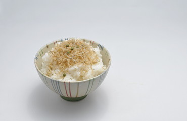 お茶碗に入った白米のご飯にふり掛けたちりめん山椒です