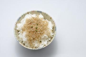お茶碗に入った白米のご飯にふり掛けたちりめん山椒です