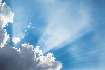 Fototapeta na wymiar blue sky with sunshine through light at white cloud
