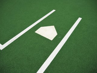 野球のホームベースと人工芝