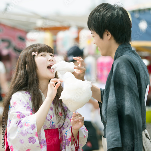 お祭りでわたあめを食べるカップル Wall Mural Wallpaper Murals Ohayou