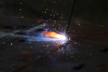 Metal welding by an electrode.