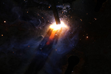 Metal welding by an electrode.
