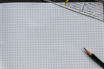 Leeres kariertes Blatt Papier wartet mit Bleistift und Geodreieck auf Rechenaufgaben, Mathematik...