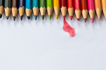 Farbenfrohe Reihe Buntstifte wartet auf den Schulanfang eines Schülers und dessen bunte Bilder auf...