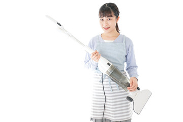 掃除機を使う若い女性