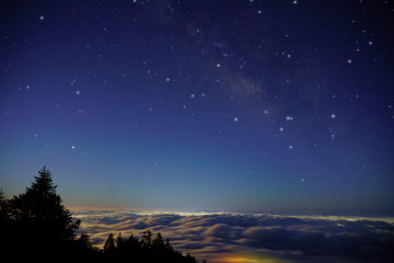 Fototapeta premium 星空と雲海の幻想的な風景 / Fantastic landscape of starry sky and sea of ​​clouds 
