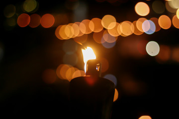 Fackellicht in der Nacht - schönes Bokeh Muster von Stadtlichtern im Hintergrund